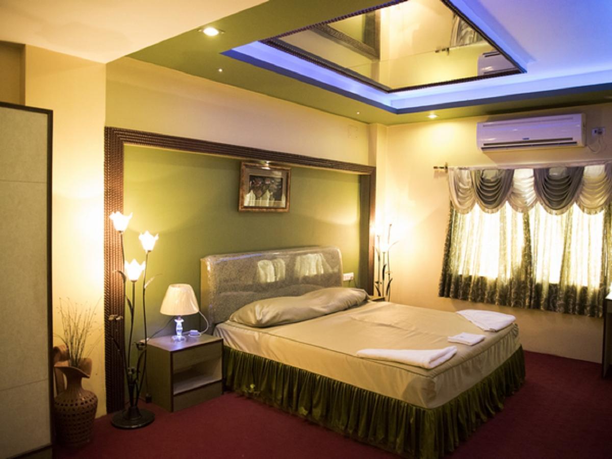 Hotel Sunshine Baharampur Exteriör bild