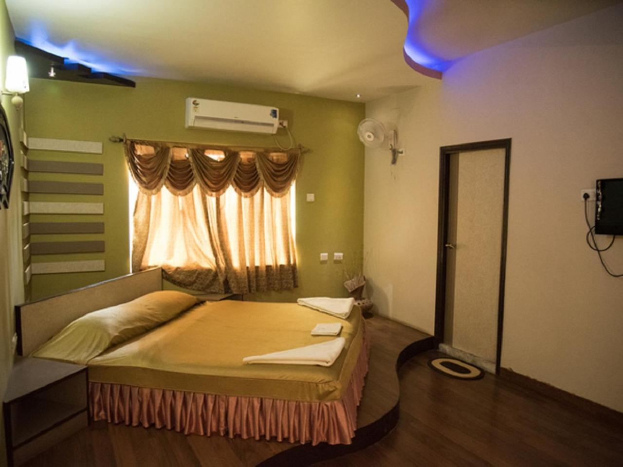 Hotel Sunshine Baharampur Exteriör bild